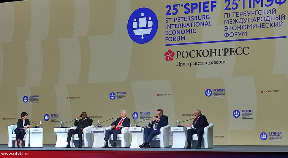 Milorad Dodik ekonomski forum St Peterburg 3.jpg